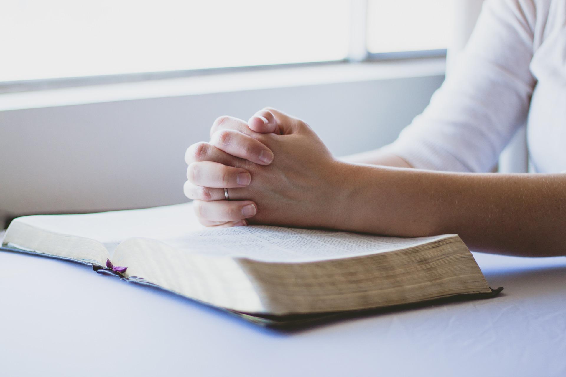 prayer-g744e8f17e_1920